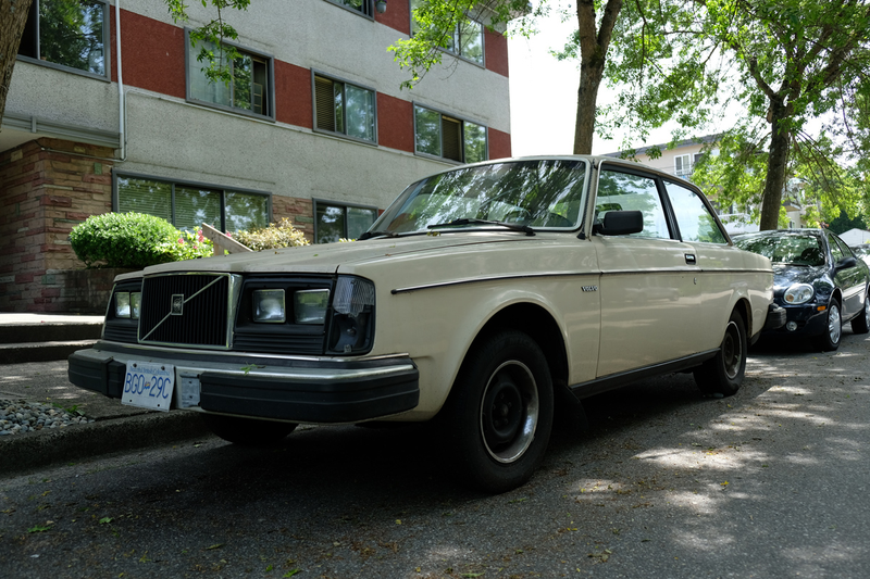 Illustration for article titled FS: Volvo 242 5-Speed